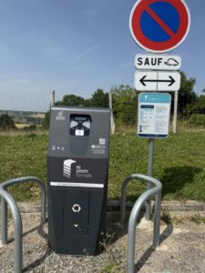 Une borne de recharge électrique au village